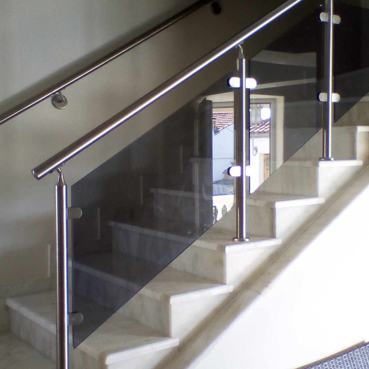 INOX & Γυαλί – Στήριξη υαλοπίνακα σε&nbsp;σκάλα