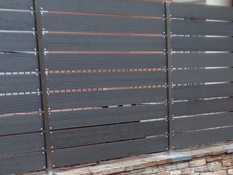 Κάγκελα περίφραξης με τη χρήση ανοξείδωτων υλικών και&nbsp;WPC