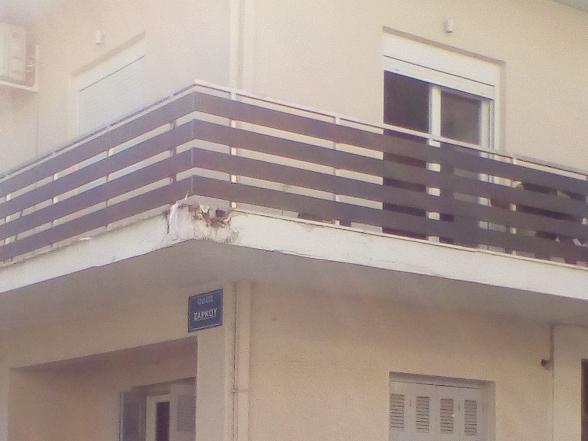 Κάγκελα σε μπαλκόνια με ανοξείδωτο και αλουμίνιο ή&nbsp;WPC