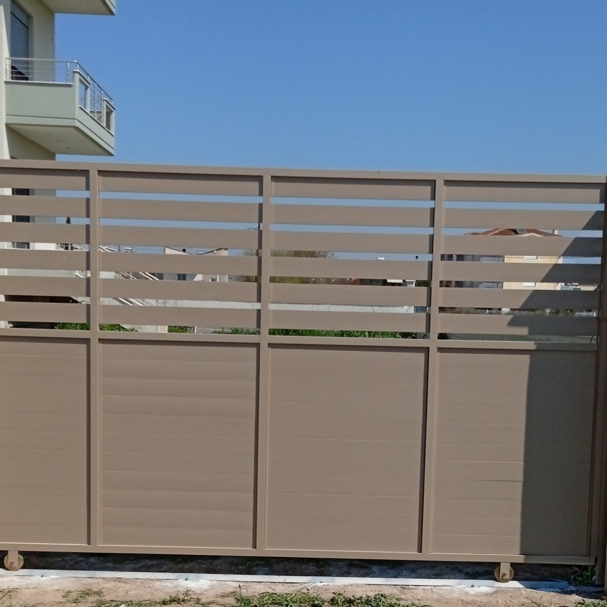 Περίφραξη με τάβλες αλουμινίου και ορθοστάτες&nbsp;ανοξείδωτους.