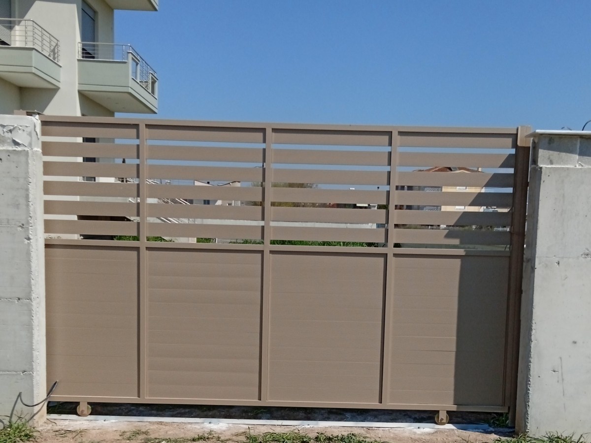 Περίφραξη με τάβλες αλουμινίου και ορθοστάτες&nbsp;ανοξείδωτους.