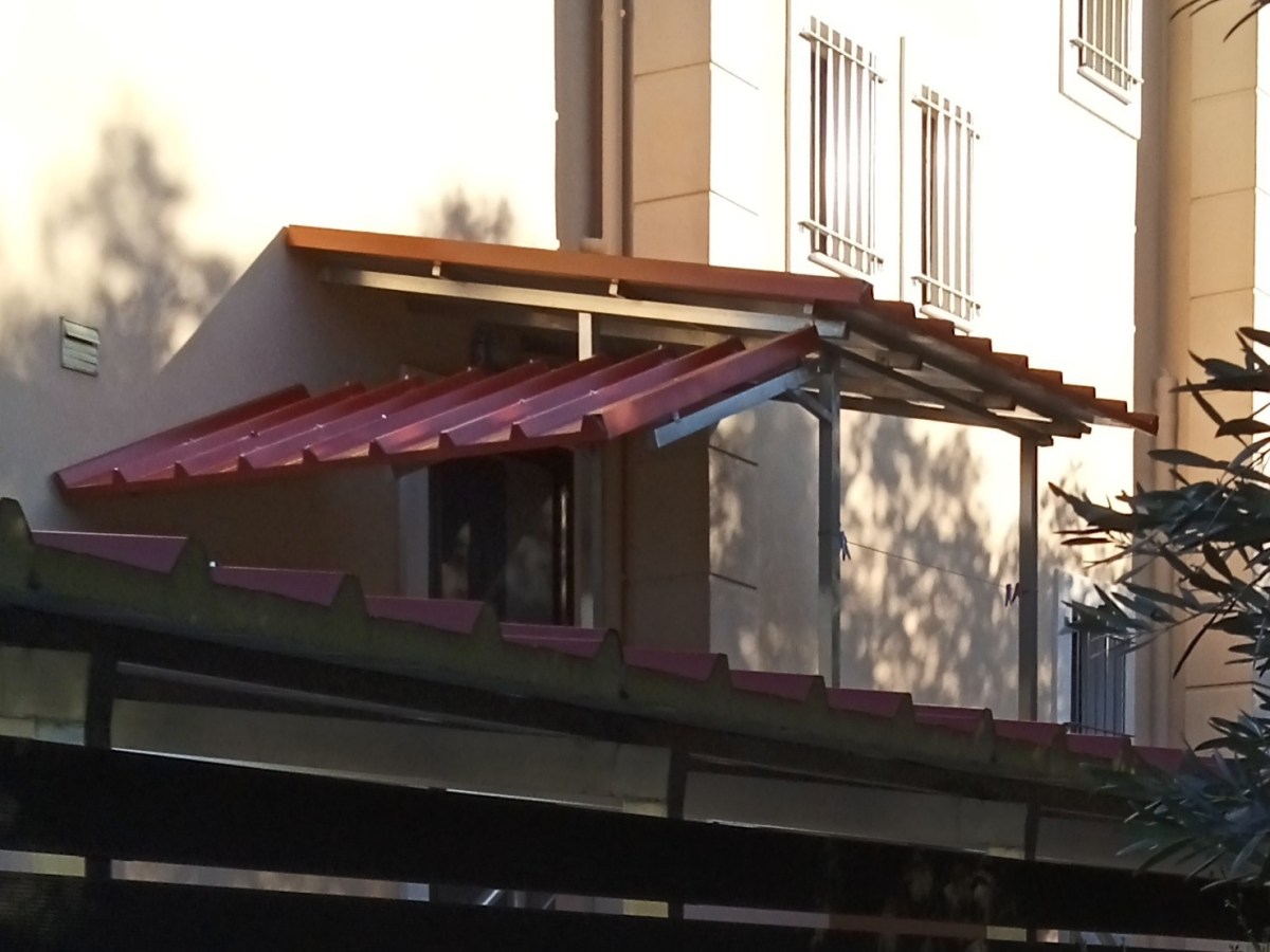 Ανοξείδωτα στέγαστρα και πάνελ&nbsp;οροφής