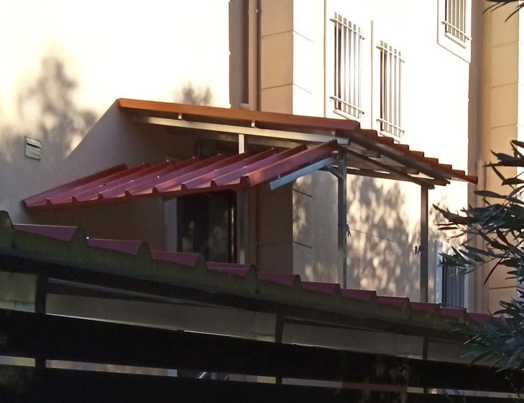 Ανοξείδωτα στέγαστρα και πάνελ οροφής