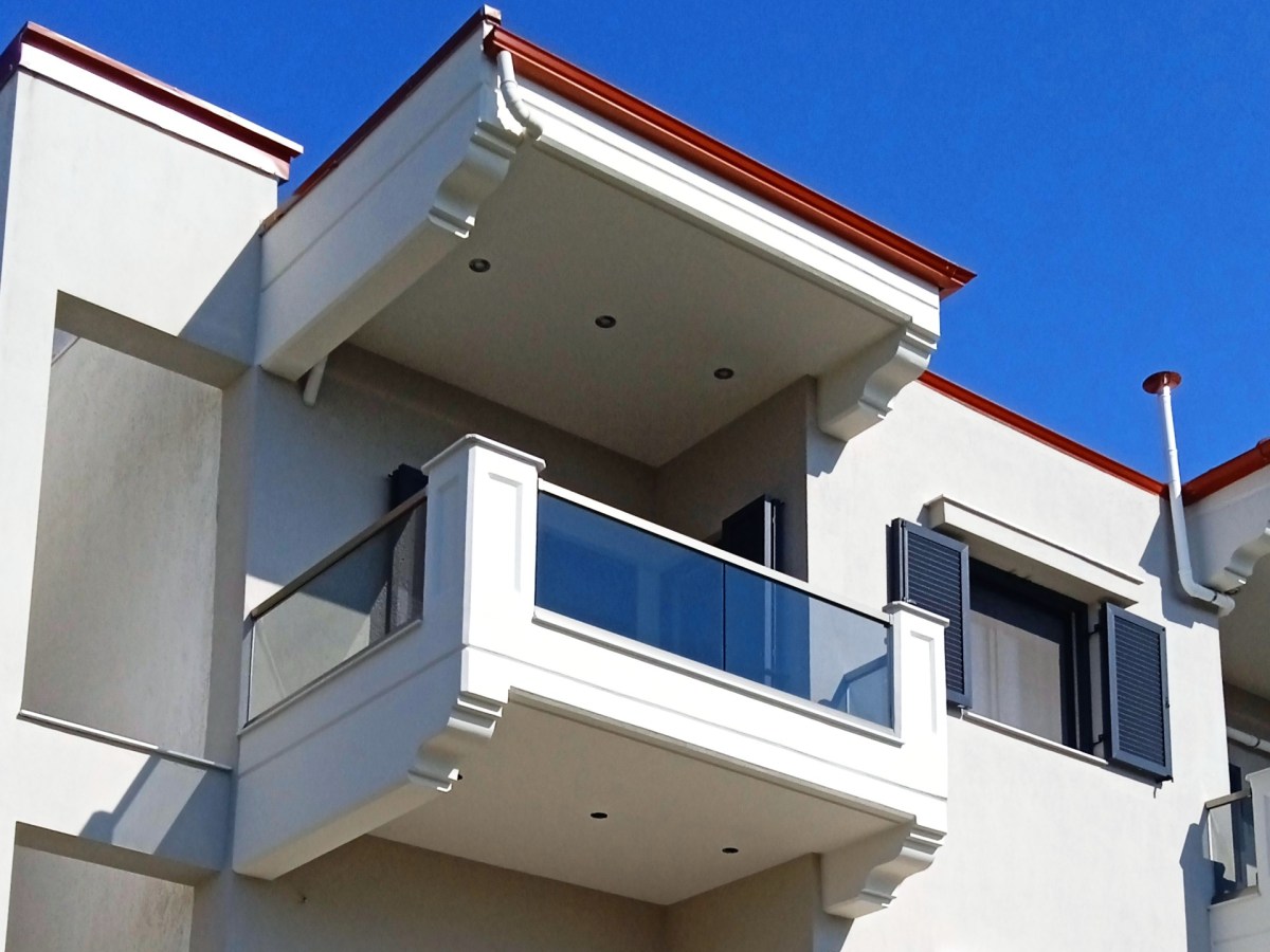 Επιδαπέδιο σύστημα στήριξης τζαμιών σε&nbsp;μπαλκόνια